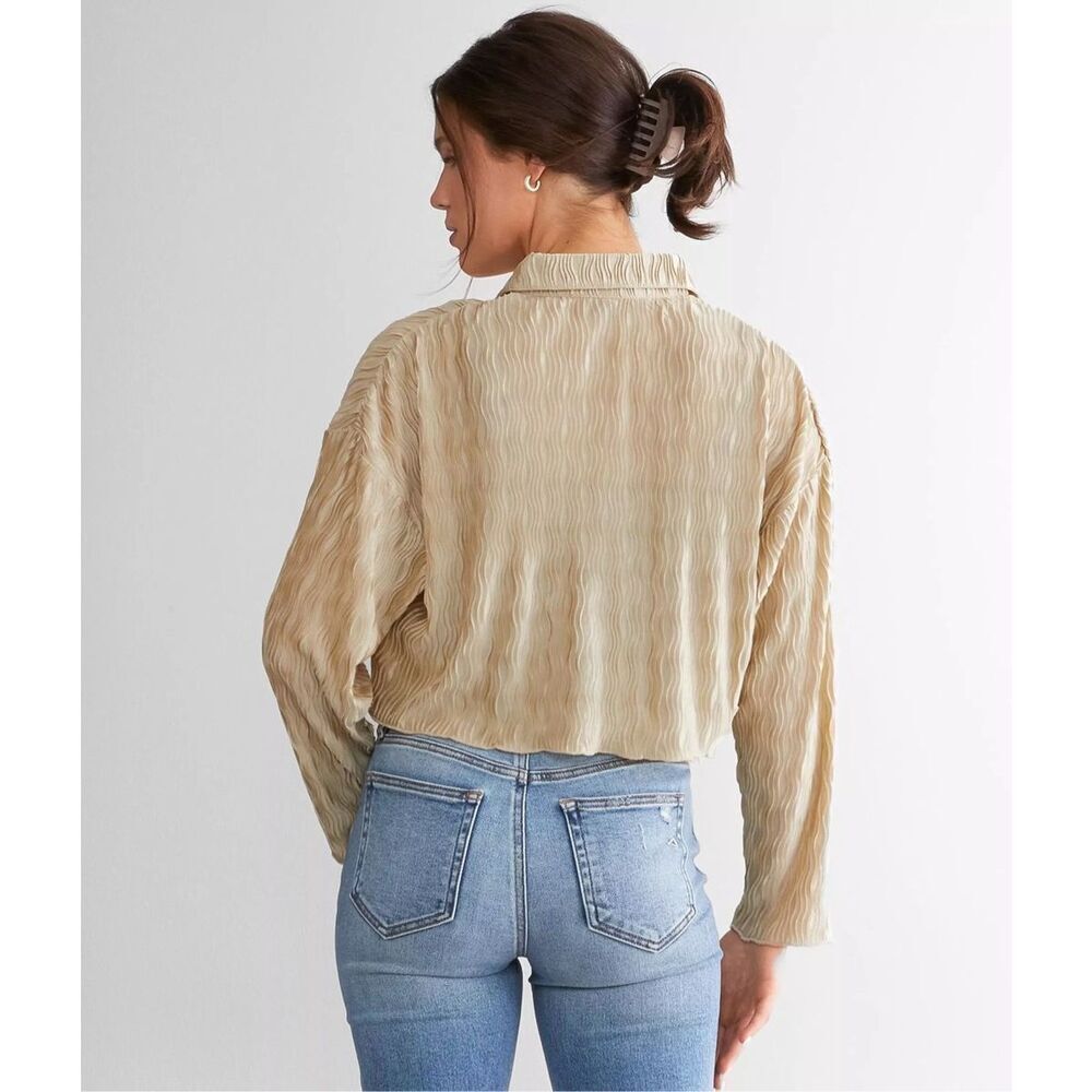 Blue Blush Beige Crinkled Cropped Button-Up with Black Crop Tank - Picture 5 of 7